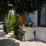 Lacivert Hotel *