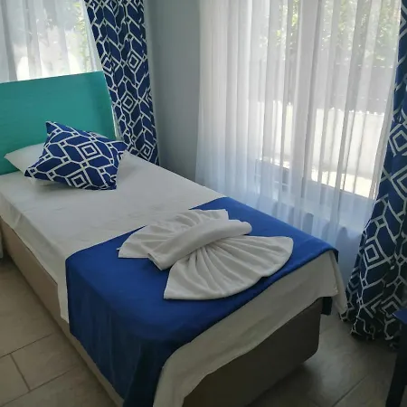 Lacivert Hotel *